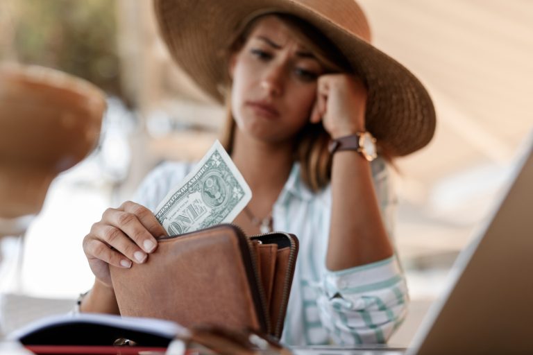 9 Ways to Manage Your Finances When Money is Tight